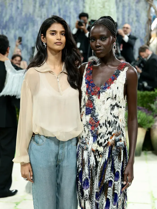 Model Chanel Jadi Viral karena Hanya Pakai Blus dan Jeans ke Met Gala 2026