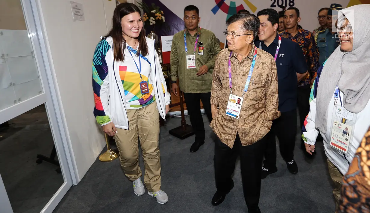 Wakil Presiden, Jusuf Kalla didampingi Ketua INASGOC, Erick Thohir berbincang dengan jurnalis asing di Main Press Center (MPC) atau Media Center Asian Games di JCC, Jakarta, Selasa (14/8). (Liputan6.com/Fery Pradolo)