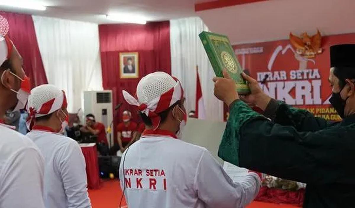 Sementara mantan Ketua DPD FPI Sulsel, Muchsin Djafar Al Habsy mengaku sebuah tanggung jawab besar usai mengucapkan sumpah ikrar kepada NKRI. Ia menyebut tindakan sebelumnya sangat disesalinya.