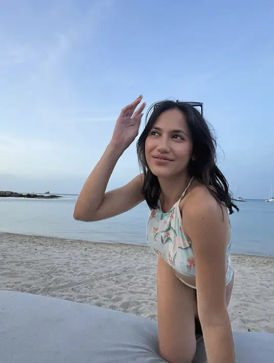 Swimsuit dengan siluet halter bermotif floral juga jadi pilihan outfit yang begitu manis.  [Foto: Instagram/ Pevita Pierce]