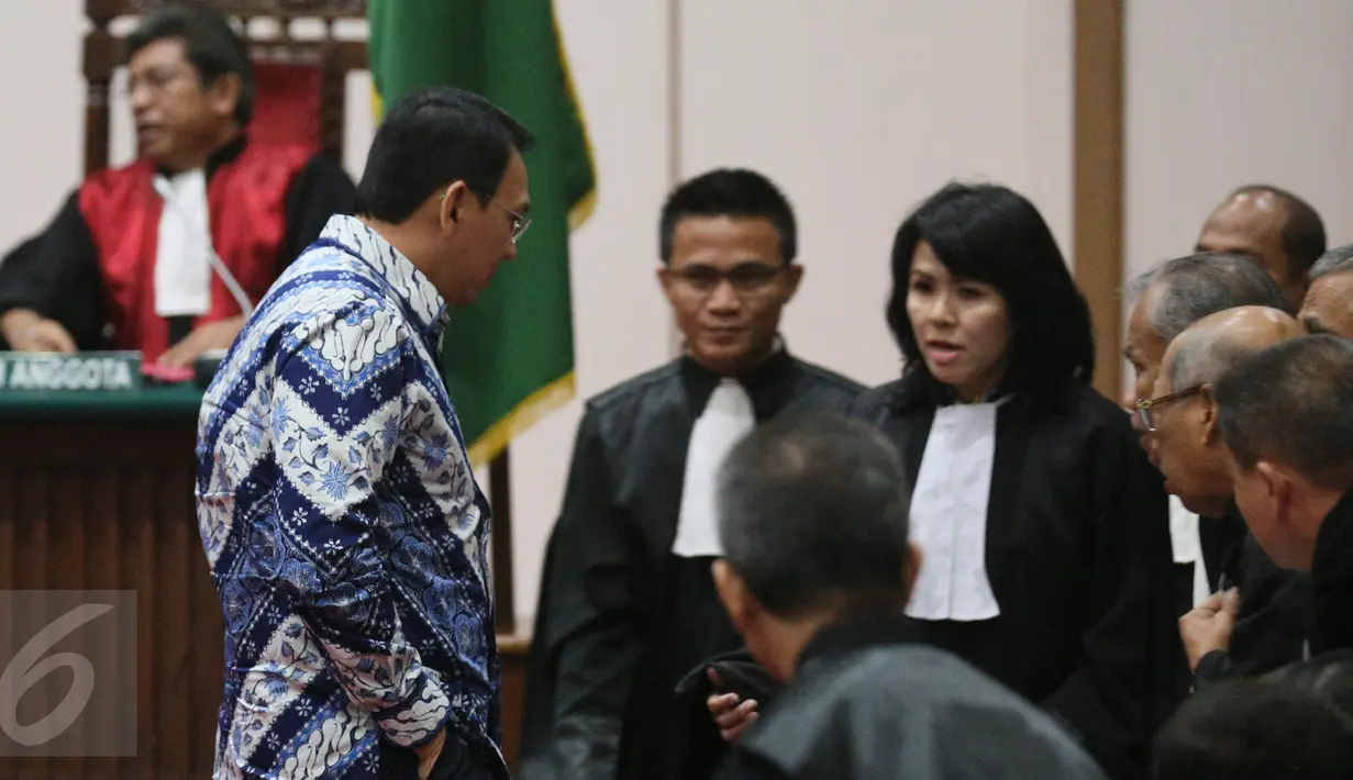 Terdakwa Basuki Tjahaja Purnama atau Ahok berunding dengan tim penasehat hukumnya setelah pembacaan putusan sidang di Kementan, Jakarta, Selasa (9/5). Majelis Hakim menjatuhkan vonis selama dua tahun penjara terhadap Ahok. (Liputan6.com/RAMDANI/Pool)