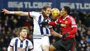 1. Penyerang Manchester United, Anthony Martial, duel udara dengan pemain WBA, Jonas Olsson pada laga Liga Premier Inggris di Stadion The Hawthorns, Minggu (6/3/2016). WBA berhasil menang 1-0 atas MU. (Reuters/Darren Staples)