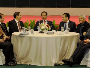 Presiden Joko Widodo (tengah) bersama Ketua DPR Setya Novanto (keempat kanan) saat rapat konsultasi di Gedung Nusantara IV, Jakarta, Senin (6/4/2015). Rapat konsultasi membahas APBN-P dan rencana pelantikan Kapolri. (Liputan6.com/Andrian M Tunay)