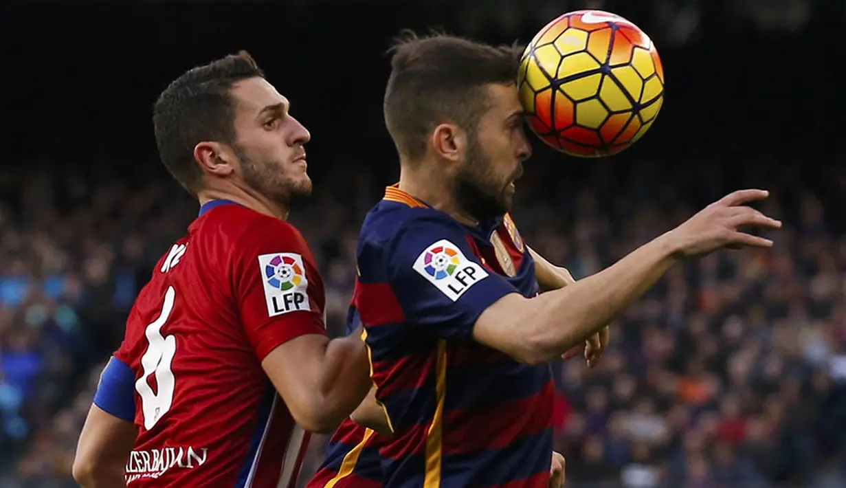 Bek sayap Barcelona, Jordi Alba, duel udara dengan pemain Atletico Madrid, Koke. Sementara bagi Atletico hasil ini membuat mereka turun ke posisi kedua. (Reuters/Albert Gea) 