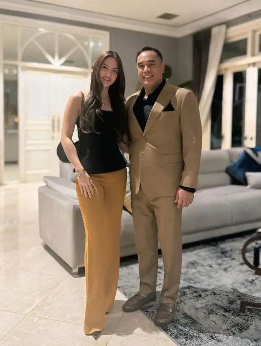 Nia Ramadhani dan Ardi Bakrie serasi dalam busana formal bernuansa hitam dan cokelat [@ramadhanibakrie]