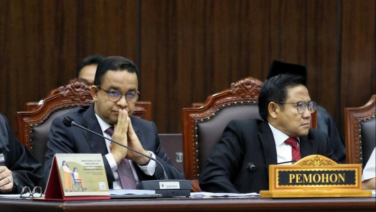 Pasangan capres-cawapres nomor urut 1, Anies Baswedan dan Muhaimin Iskandar bersama tim hukumnya mengikuti Sidang Perselisihan Hasil Pemilihan Umum (PHPU) di Mahkamah Konstitusi (MK), Jakarta, Rabu (27/3/2024). Dalam momen tersebut Anies secara blak-blaka