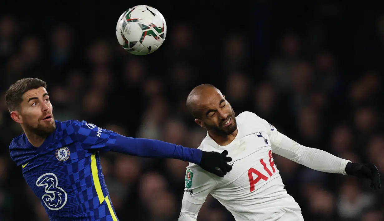 Gelandang Chelsea Jorginho (kiri) berebut bola dengan gelandang Tottenham Hotspur Lucas Moura dalam semifinal leg pertama Piala Liga Inggris di Stamford Bridge, Kamis (6/1/2022) dini hari WIB. Chelsea mengungguli Tottenham Hotspur 2-0. (Adrian DENNIS / AFP)