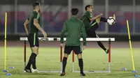 Pemain Timnas Indonesia, Riko Simanjuntak, menendang bola saat latihan di Stadion Madya, Jakarta, Senin (21/3). Latihan ini persiapan jelang laga persahabatan melawan Myanmar. (Bola.com/M. Iqbal Ichsan)