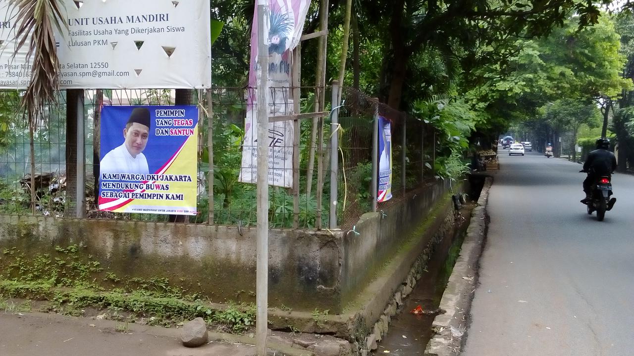 Spanduk dukungan Buwas