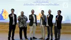 CEO & Co-Founder DANA Indonesia, Vince Iswara (kiri) bersama Chief Commercial Officer Smartfren, Andrijanto Muljono (kedua kiri) dan Irawan Harahap, Chief Digital Tech Ecosystem and Development Sinarmas Land (kedua kanan) usai memberikan keterangan terkait rencana kolaborasi demi Akselerasi Ekonomi Digital Indonesia, Jakarta, Kamis (25/8/2022). (Liputan6.com/Helmi Fithriansyah)