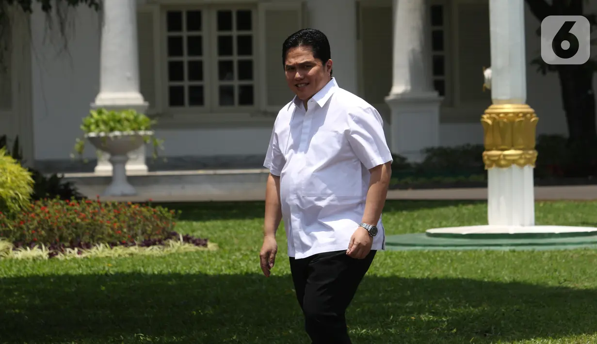 Mantan Ketua TKN Jokowi-Ma'ruf pada Pilpres 2019 Erick Thohir tiba di Kompleks Istana, Jakarta, Senin (21/10/2109). Kedatangan Erick Thohir berlangsung jelang pengumuman menteri Kabinet Kerja Jilid II oleh Presiden Joko Widodo atau Jokowi. (Liputan6.com/Angga Yuniar)