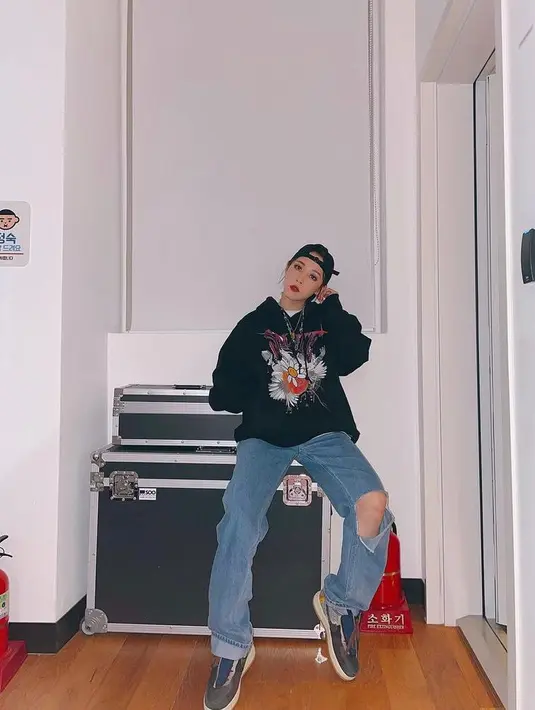 Hip hop style ala Moonbyul Mamamoo berikut bisa kamu tiru. Padukan oversized hoodie dengan ripped jeans. (Instagram/mo_onbyul).