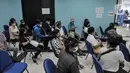 Sejumlah tokoh agama duduk di area observasi usai menerima vaksinasi Covid-19 di Balai Yos Sudarso, Kantor Wali Kota Jakarta Utara, Senin (15/3/2021). Tokoh lintas agama di Jakarta Utara mulai menerima vaksinasi yang digelar secara serentak di enam wilayah kecamatan. (merdeka.com/Iqbal S. Nugroho)