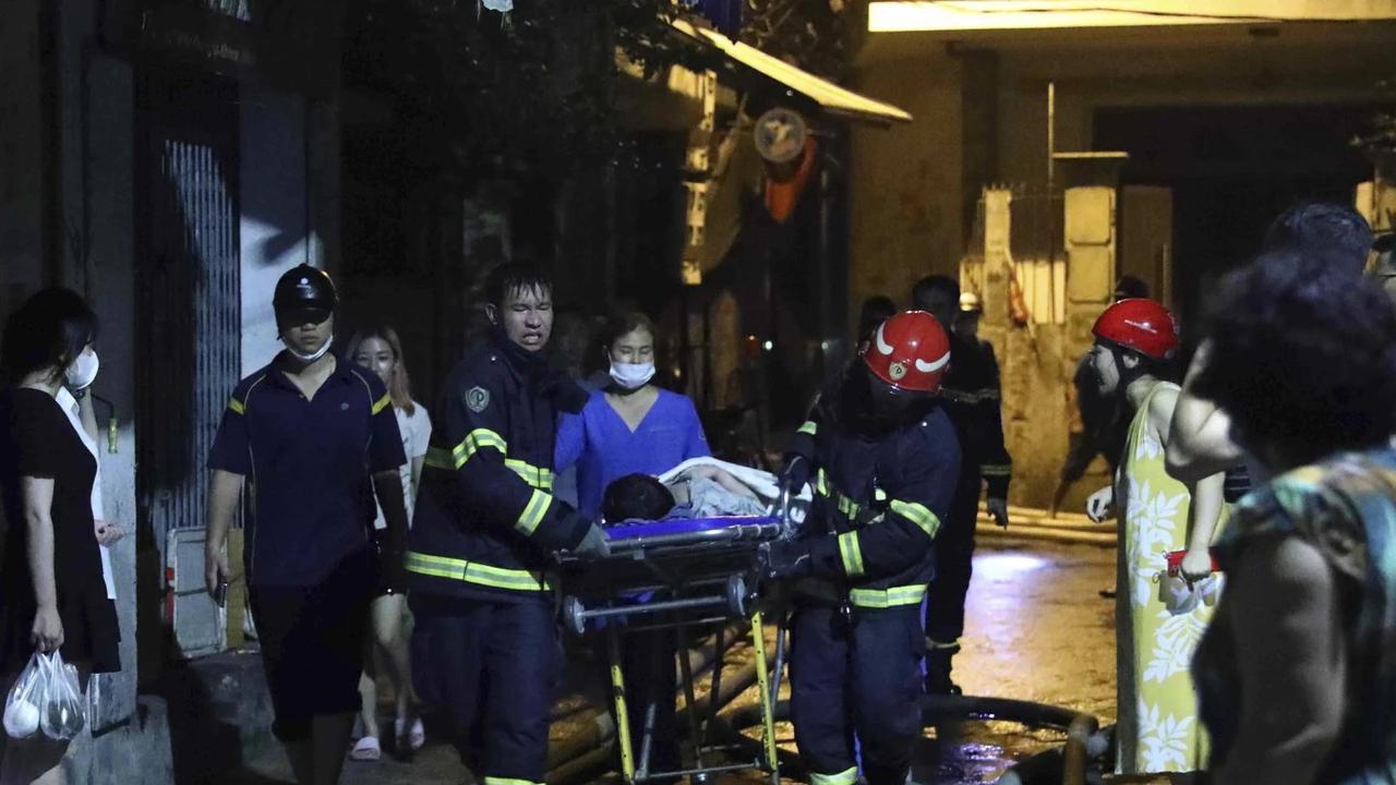 Kebakaran sebuah apartemen di Hanoi, Vietnam, menewaskan puluhan orang. (Pham Trung Kien/VNA via AP)