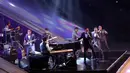 Kahitna membuka konsernya dengan aksi medley yang memukau. Mario Ginanjar, Hedi Yunus dan Carlo Saba bergoyang mengikuti irama musik membuat suasana konser semakin meriah. (Nurwahyunan/Bintang.com)