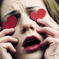 Pasangan lelaki-perempuan ini beda bagai langit-bumi.