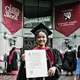 Mutiara Baswedan tampil kembar di hari wisuda S2 bersama anak (@aniesbaswedan)