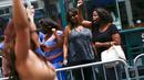 Sejumlah wanita berpartisipasi dalam parade GoTopless di Manhattan, New York City, Minggu (23/8/2015). Aksi tersebut menuntut persamaan hak untuk bertelanjang dada seperti pria. (Kena Betancur/Getty Images/AFP)