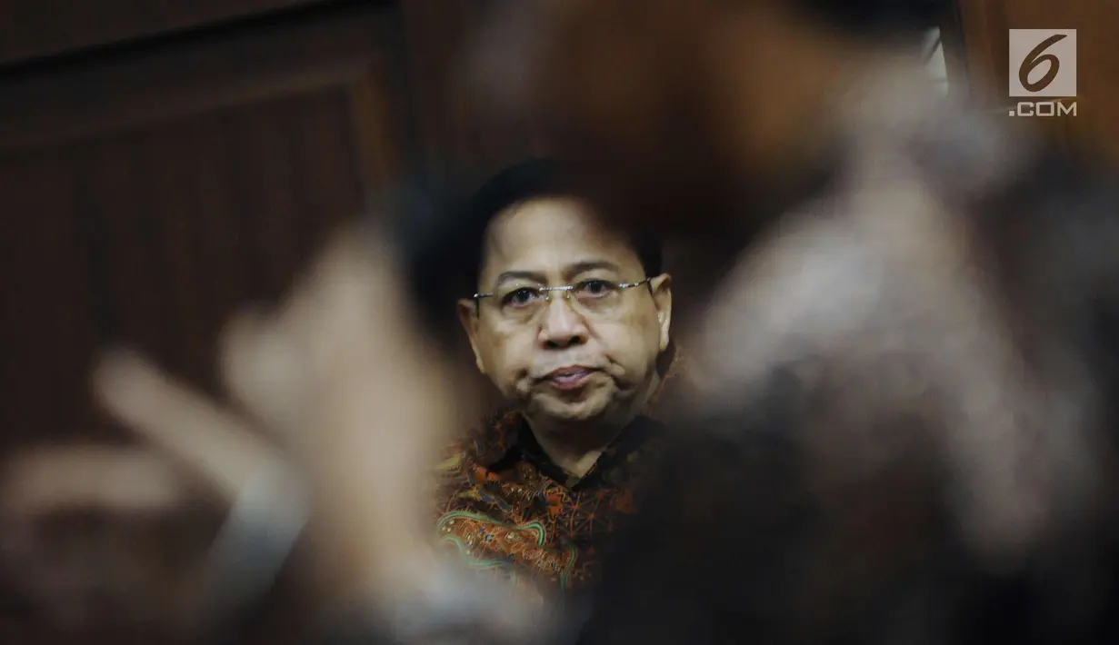 Terdakwa dugaan korupsi proyek e-KTP, Setya Novanto menyimak keterangan saksi pada sidang lanjutan di Pengadilan Tipikor, Jakarta, Kamis (8/3). Sidang mendengar keterangan saksi-saksi. (Liputan6.com/Helmi Fithriansyah)