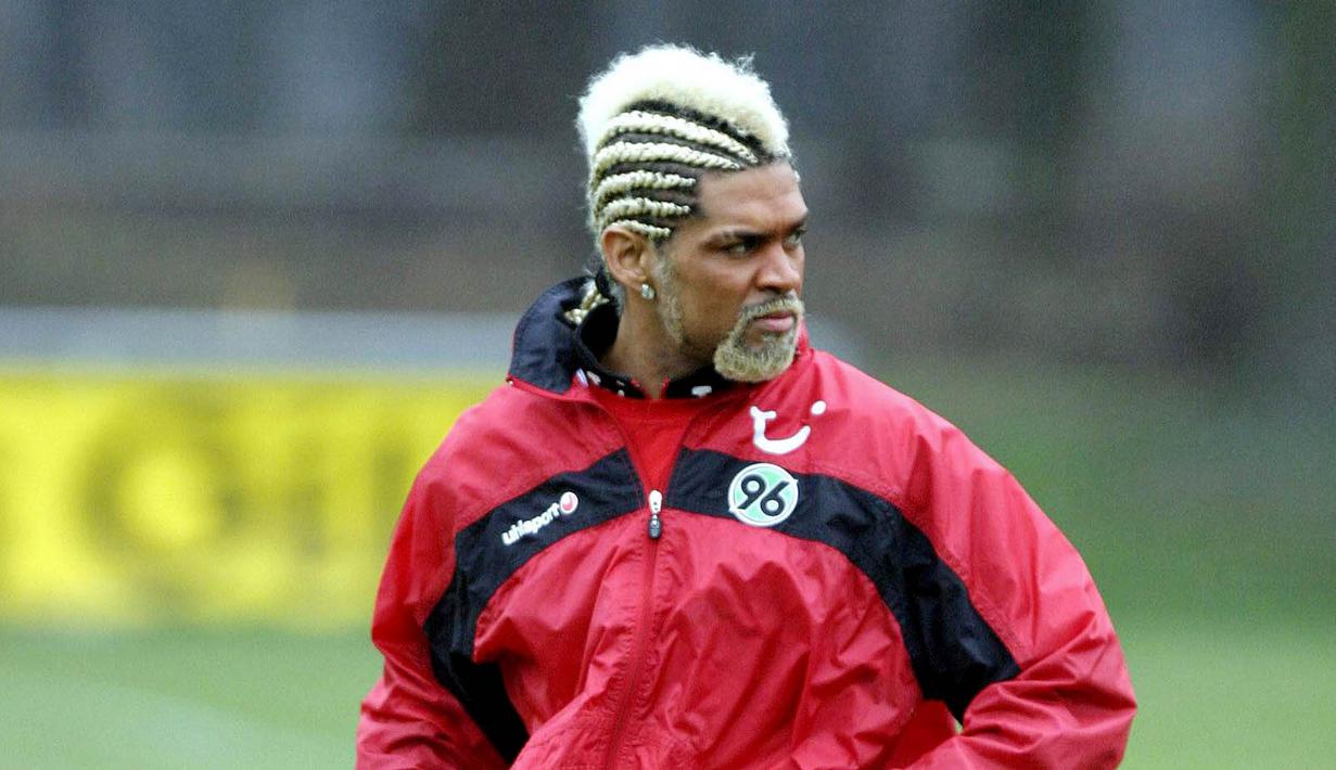 Abel Xavier - Pemain asal Portugal ini juga salah satu pemain paling nyentrik. Xavier tampil dengan gaya rambut mohawk dan mewarnai rambut, kumis hingga jenggotnya dengan warna pirang. (AFP/Kai-Uwe Knoth)