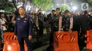 Jelang pengundian nomor urut Capres-Cawapres Pemilu 2024 gedung KPU RI dijaga ketat petugas keamanan gabungan. (Liputan6.com/Angga Yuniar)