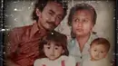 Ini adalah potret jadul masa kecil Yuni dan Krisdayanti bersama ayah ibunya. Seperti diketahui, Yuni merupakan anak pertama sedangkan Krisdayanti adalah anak kedua. (Foto: instagram.com/yunishara36)