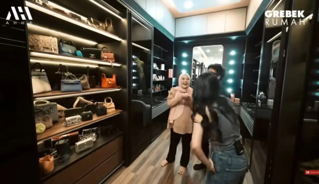 Diruang ini tempak koleksi pakaian,  perhiasan, jam tangan, tas, hingga sepatu yang melimpah. Bahkan, Atta menyebut seperti toko barang-barang branded.  [Youtube/AH]