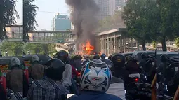 Sejumlah pengendara tampak melihat kejadian terbakarnya bus Transjakarta di kawasan Salemba, Jakarta, Jumat (3/7/2015). Hingga kini belum ada laporan mengenai korban serta kerugian yang ditaksir akibat insiden tersebut. (twitter.com/Sandy_ervandi)