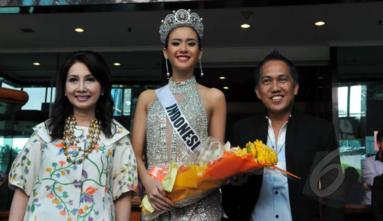 Elvira Devinamira (tengah) berpose bersama Designer National Costume Dynand Fariz (kiri) dan Putri Kuswisnuwardani (kanan) di Jakarta, Senin (2/2/2015). (Liputan6.com/Panji Diksana