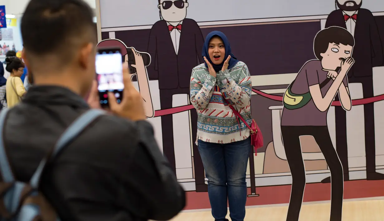 Pengunjung berswa foto di stan Tahilalats di Festival Pop Culture Popcon Asia 2018 di BSD, Tangerang Selatan, Sabtu (22/9). (AFP PHOTO / BAY ISMOYO)