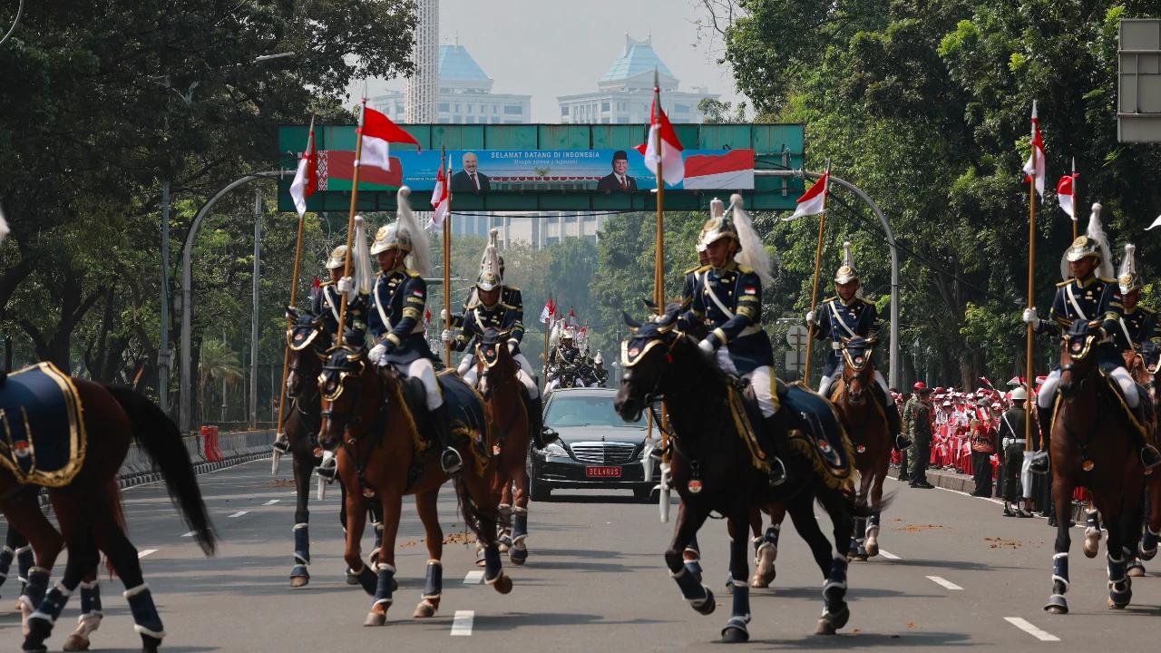 Diiringi Tari Enggang, Prabowo Sambut Presiden Belarus di Istana Merdeka