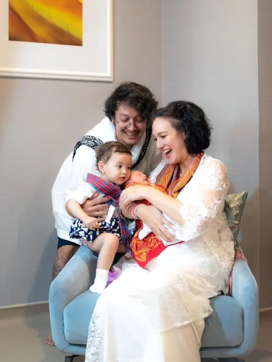 <p>Baby Djiwa yang usianya belum genap dua tahun resmi menjadi kakak. Potret bahagia Nadine dan keluarganya. Djiwa tampak menempelkan pipinya di kepala sang adik. [Instagram/nadinelist/dimsanggara]</p>