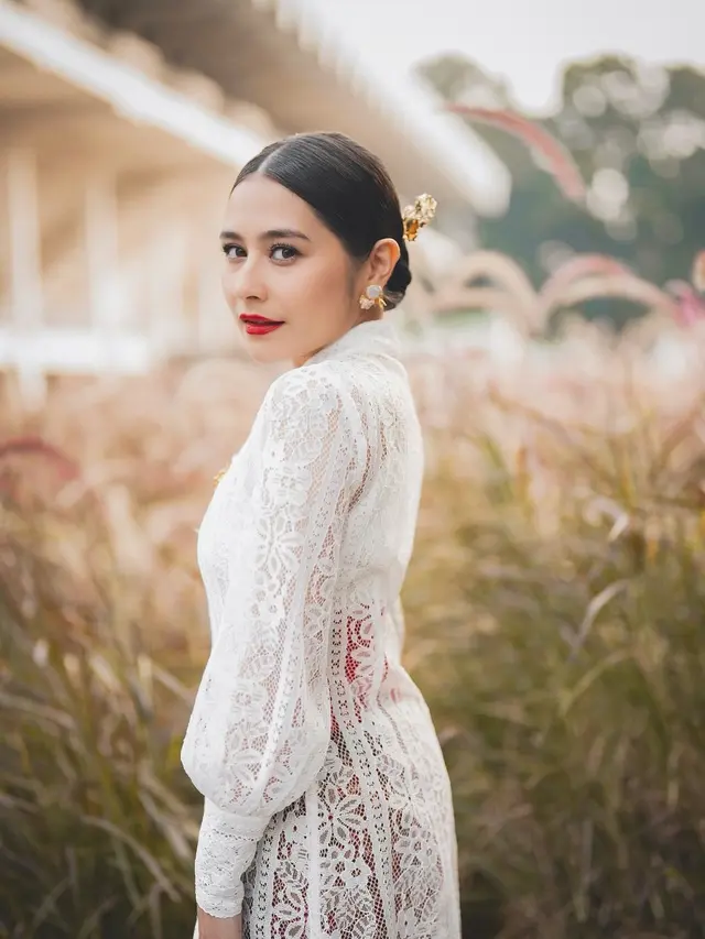 Prilly Latuconsina tampil cantik dan anggun mengenakan kebaya berwarna putih (https://www.instagram.com/p/C9zFN2MJVO8/?img_index=1)