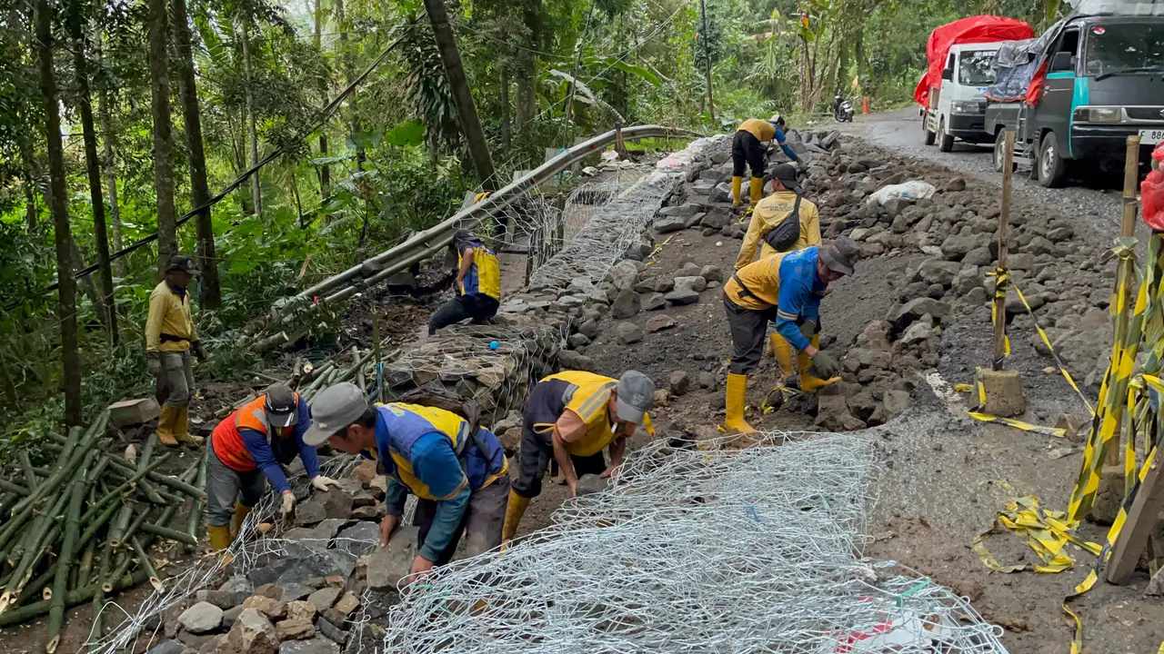 Perbaikan Jalan Sukabumi-Sagaranten yang Sempat Ambles