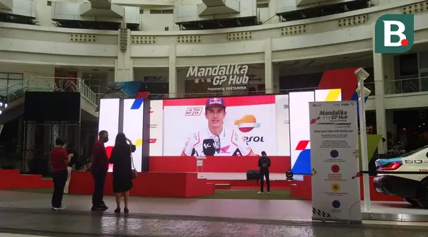 Kurang dari sebulan jelang dihelatnya Seri MotoGP Indonesia di Sirkuit Mandalika pada Maret depan, atmosfer balapan motor papan atas dunia ini mulai terasa di Jakarta. (Bola.com/Darojatun)