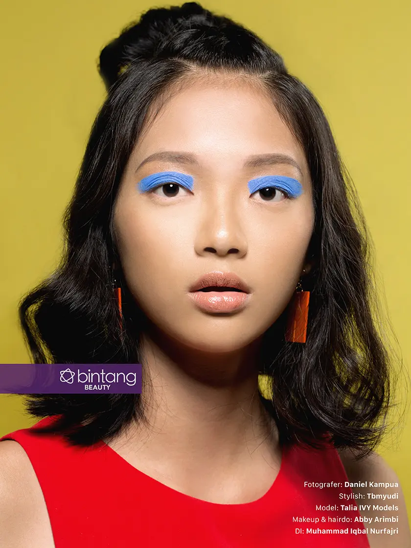 Riasan mata dengan corak elektrik.