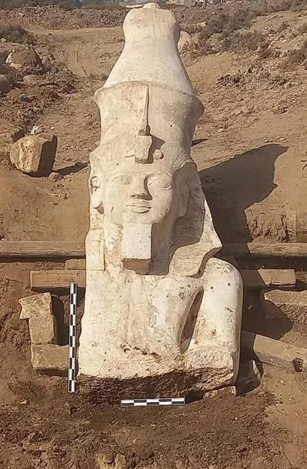 patung ramses ii