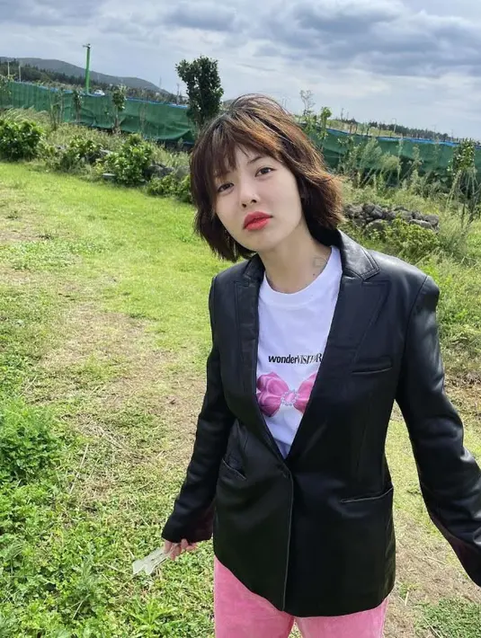 <p>Sebenarnya, dia sudah tampil dengan rambut pendek sejak tahun lalu. Jadi, rambut panjang yang sering dilihat publik mungkin adalah wig atau extensions. (Foto: Instagram/ hyunah_aa)</p>