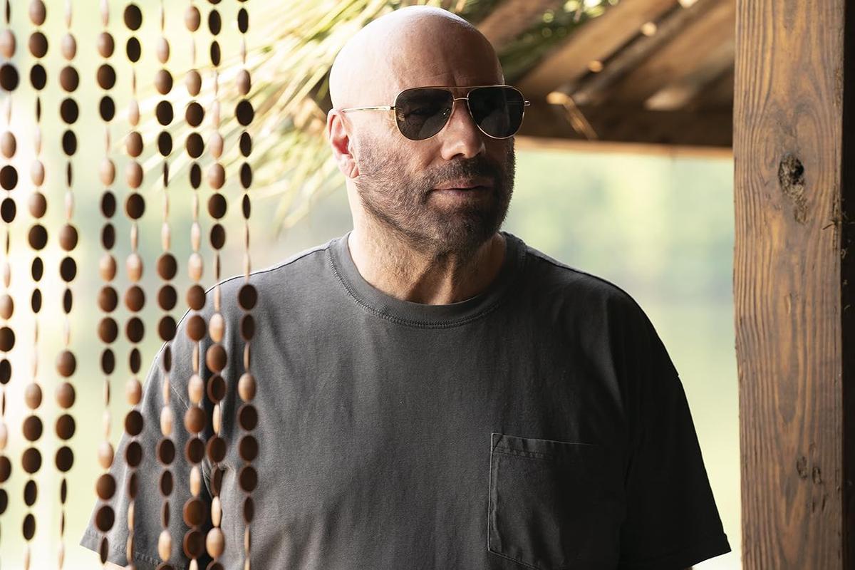 John Travolta sebagai Mason Goddard dalam film Cash Out. (Foto: Dok. Saban Films)