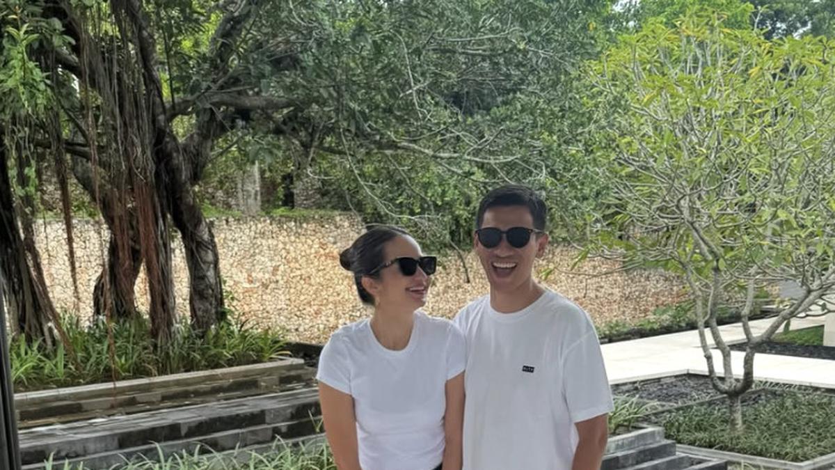 6 Pesona Enzy Storia Kenakan Barrel Jeans, OOTD Kasual yang Unik dan Stylish
