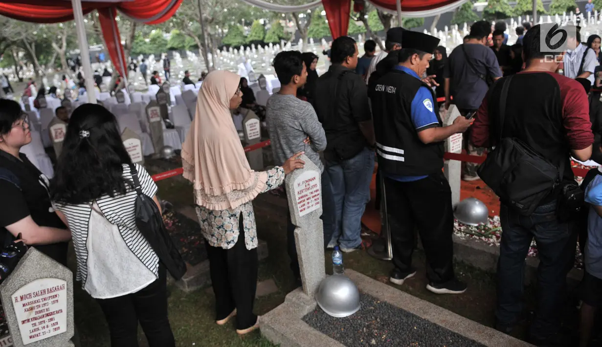 Warga antre untuk berziarah ke makam Presiden ketiga RI BJ Habibie di TMP Kalibata, Jakarta, Kamis (12/9/2019). Hingga sore hari, warga terus berdatangan ke TMP kalibata untuk dapat berkesempatan mendoakan almarhum BJ Habibie. (merdeka.com/Iqbal Nugroho)