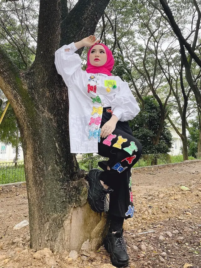 7 Potret Nyentrik Herlin Kenza, Selebgram yang Diduga Picu Kerumuman di Aceh