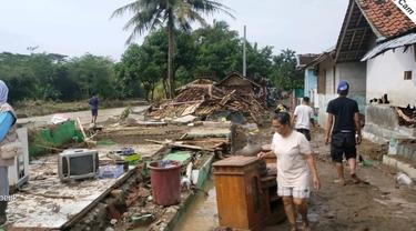 Sejumlah pemukiman warga porak poranda terkena terjangan banjir bandang luapan sungai Cikaso dan Cipalebuh, Pameungpeuk, Garut. (Liputan6.com/Jayadi Supriadin)