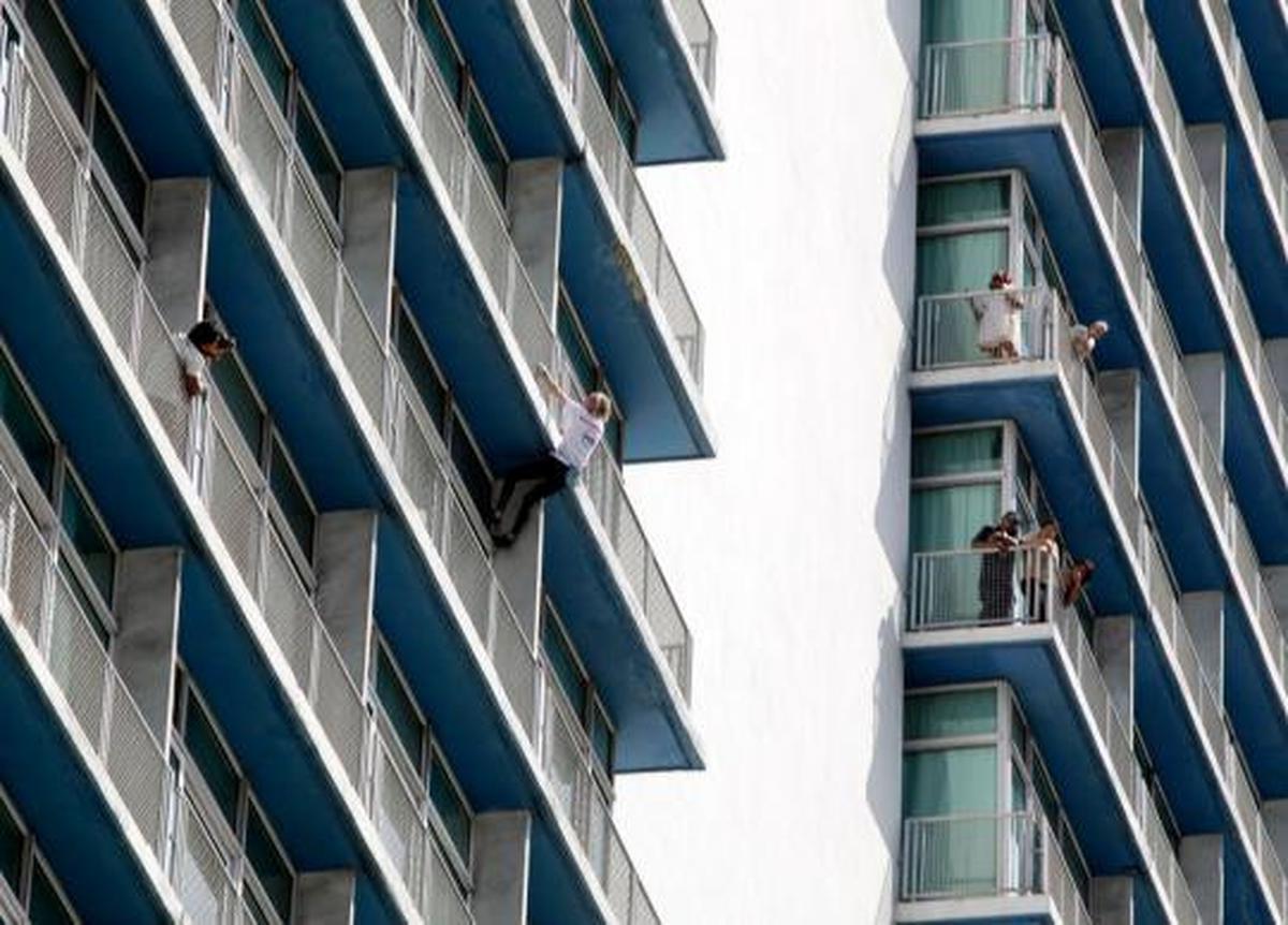 "Spiderman" kembali beraksi panjat hotel