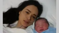Sebelum Melahirkan, Mulan Sibuk Urus Anak Sakit