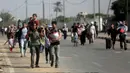 Ribuan warga di Gaza utara mulai meninggalkan wilayahnya setelah militer Israel memberi waktu mereka untuk menyelamatkan diri ke selatan. (AP Photo/Mohammed Dahman)