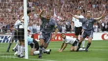 Striker legendaris Inggris, Alan Shearer, usai membobol gawang Jerman, pada semifinal Piala Eropa 1996. (UEFA). 