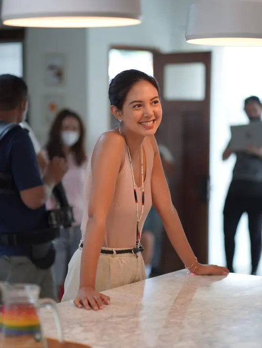 Selain karena memiliki darah Belgia, Aurelie memang lebih suka tampil dengan gaya makeup natural [@aurelie]