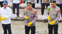 Tanam Mangrove di Kalbar, Kapolri: Jaga Lingkungan untuk Masa Depan Anak Cucu Kita