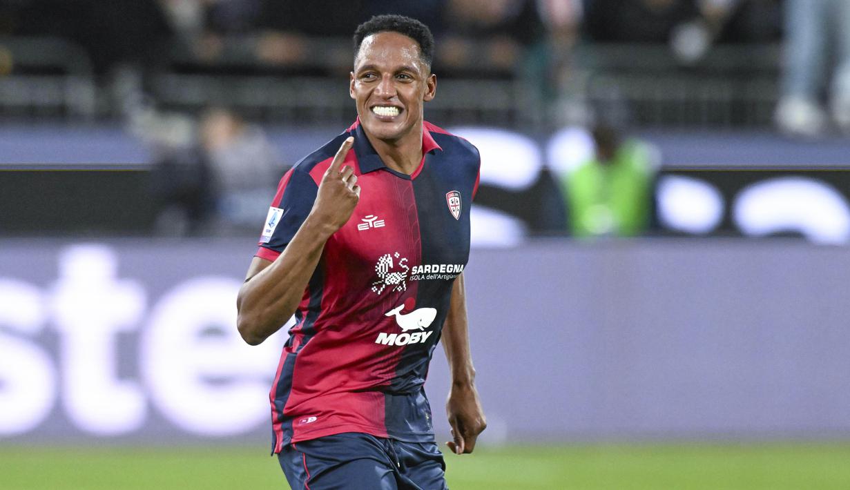 Pemain Cagliari, Yerry Mina, melakukan selebrasi setelah mencetak gol ke gawang Juventus pada laga Liga Italia di Stadion Unipol Domus, Sabtu (20/4/2024). Cagliari bermain sangat baik. Tim tuan rumah memang membutuhkan tiga poin untuk menjauh dari zona degradasi. (Gianluca Zuddas/LaPresse via AP)
